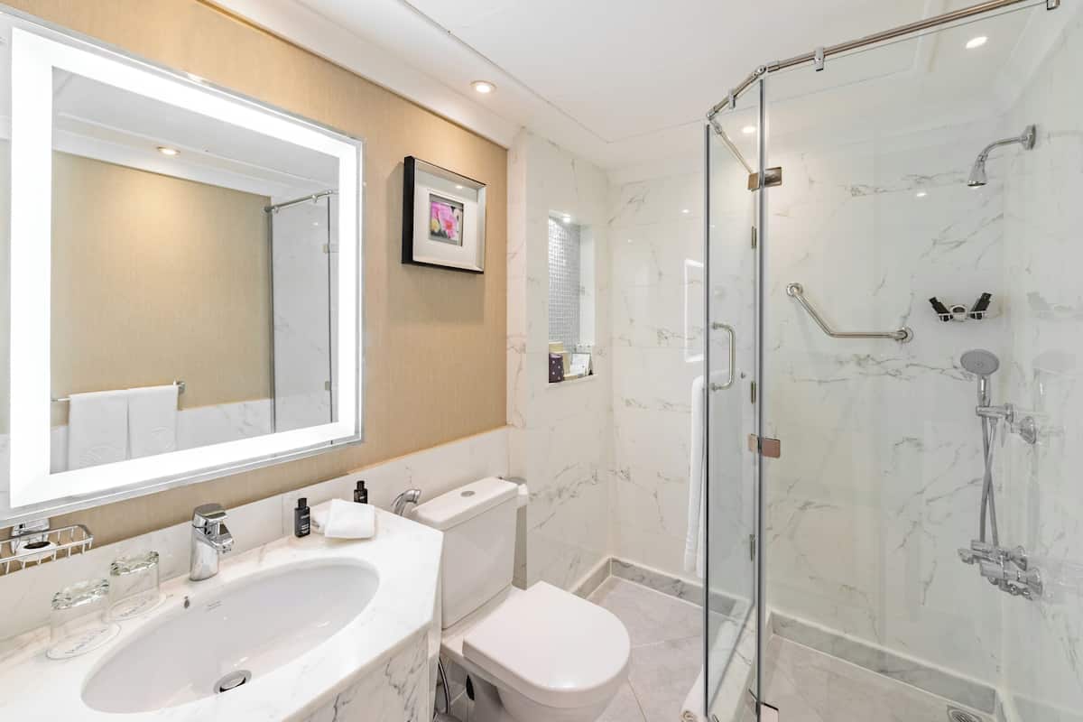 Douche, articles de toilette gratuits, sĂšche-cheveux, chaussons