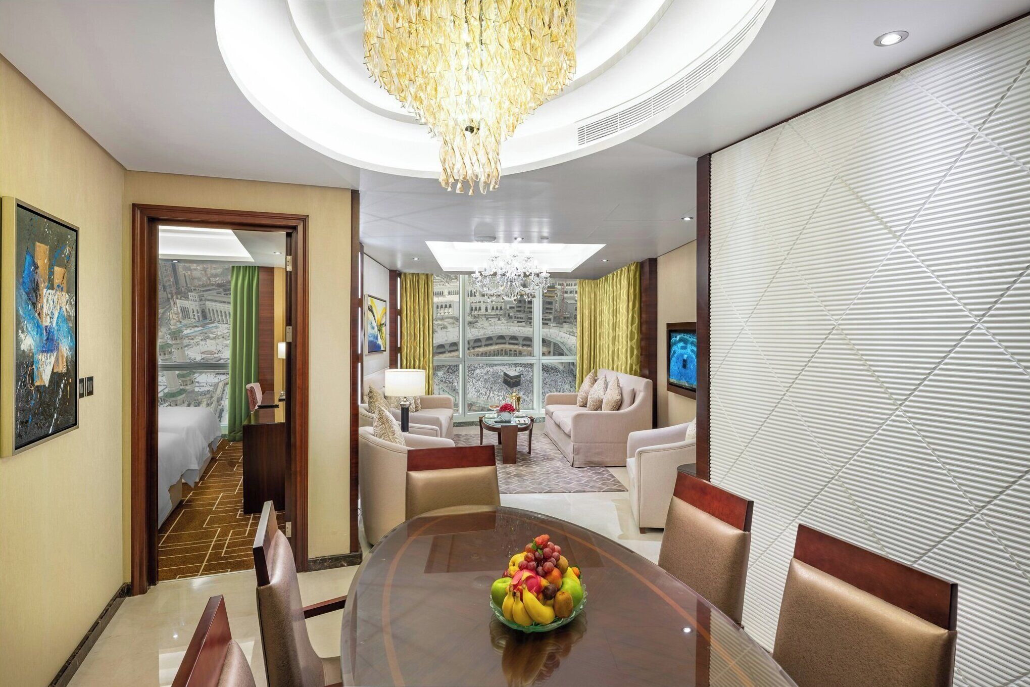 Minibar, coffres-forts dans les chambres, bureau