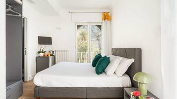 Dubbelrum - utsikt mot poolen | Duntäcken, gratis wi-fi och sängkläder