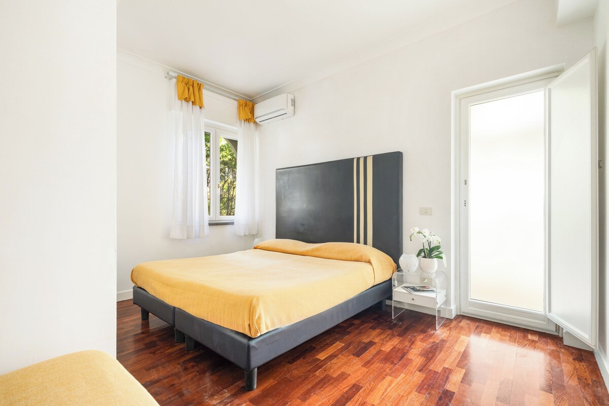 Down comforters, WiFi (free), bed sheets