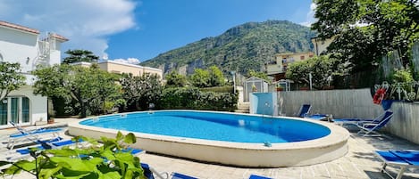 Piscina externa sazonal, guarda-sóis, espreguiçadeiras