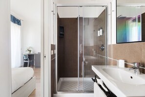 Comfort Double Room | Bathroom | Shower, rainfall showerhead, free toiletries, hair dryer - YourHome - Villa Sorrento (Meta)