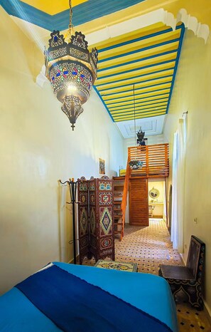 Habitación cuádruple clásica, vistas a la piscina | Ropa de cama de alta calidad y colchones viscoelásticos