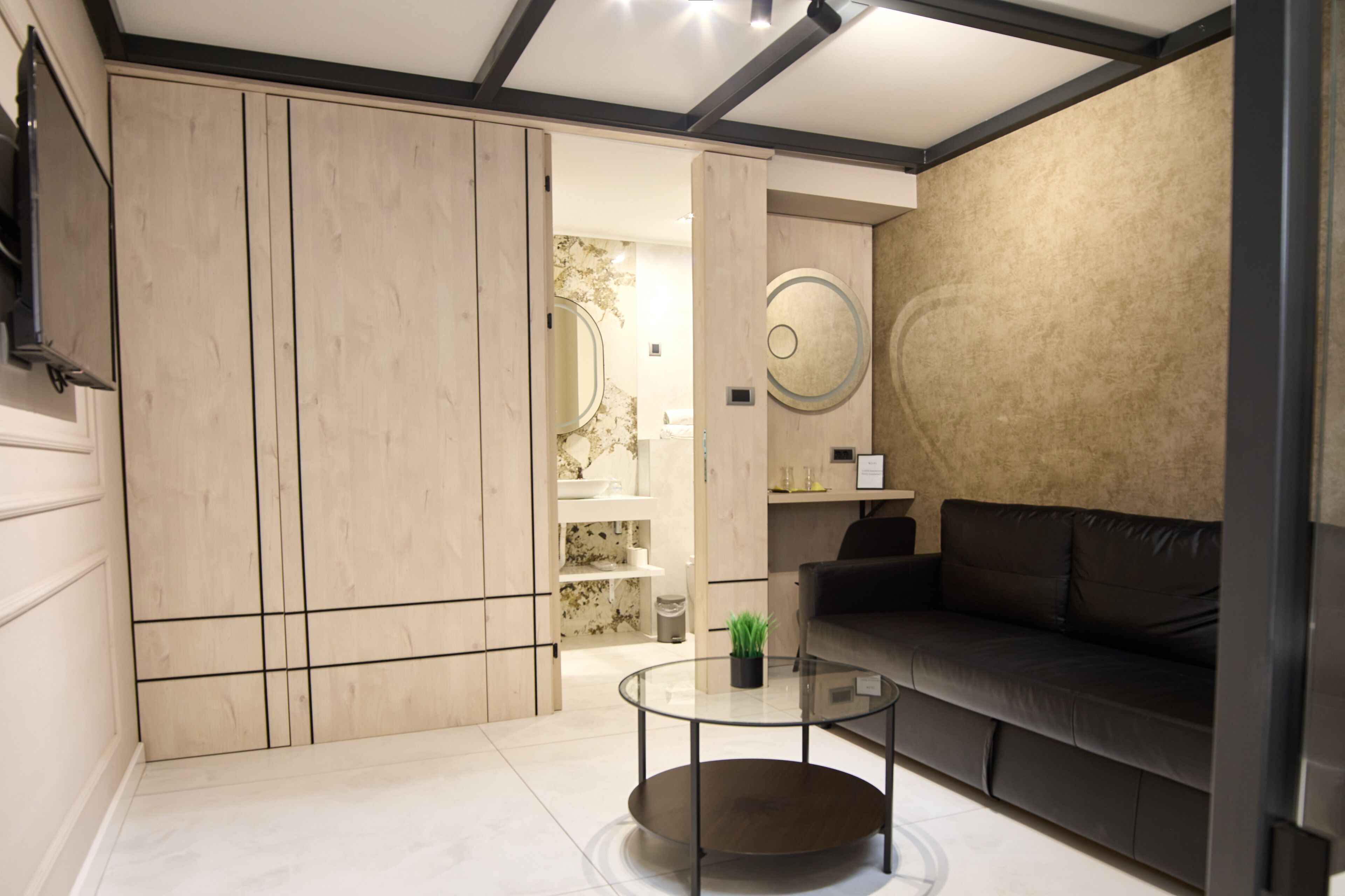 Cubrecamas, minibar, escritorio y espacio para trabajar con laptop 