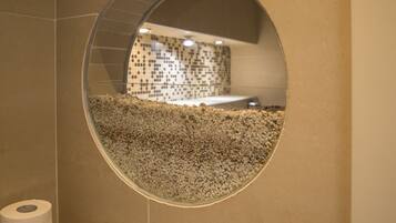 Chambre Double Deluxe, baignoire à jets | Salle de bain | Sèche-cheveux, serviettes fournies