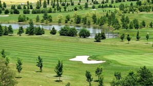 A golf course with sand bunkers, water hazards, and a pond. - Garni Hotel Villa Tamara (Moravske Toplice)