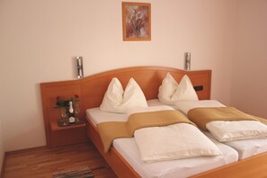 Desk, soundproofing, iron/ironing board, rollaway beds - Garni Hotel Villa Tamara (Moravske Toplice)