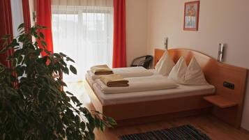 Schreibtisch, schallisolierte Zimmer, Bügeleisen/Bügelbrett