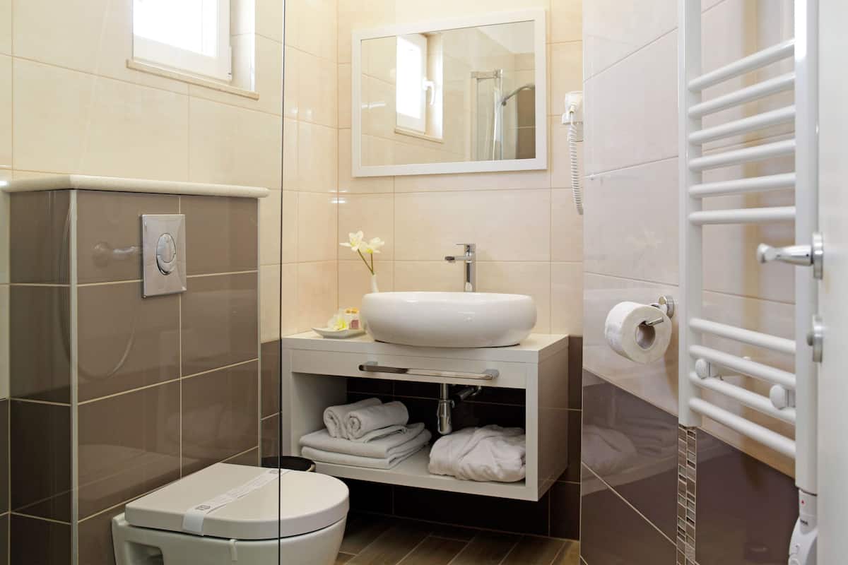 superior double room, balcony, partial sea view | bathroom | shower, free toiletries, hair dryer, towels