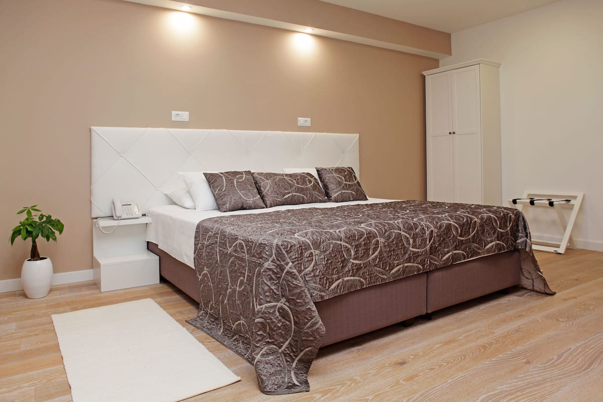 Deluxe-Doppelzimmer, Balkon, Meerblick | Hochwertige Bettwaren, Betten mit Memory-Foam-Matratzen, Minibar
