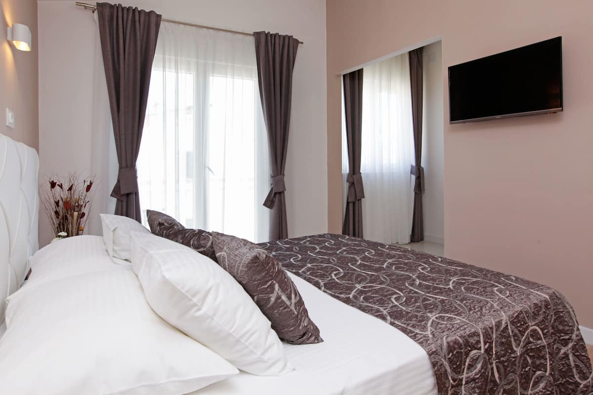 Habitación doble superior, balcón, vistas parciales al mar | Ropa de cama de alta calidad, colchones viscoelásticos, minibar