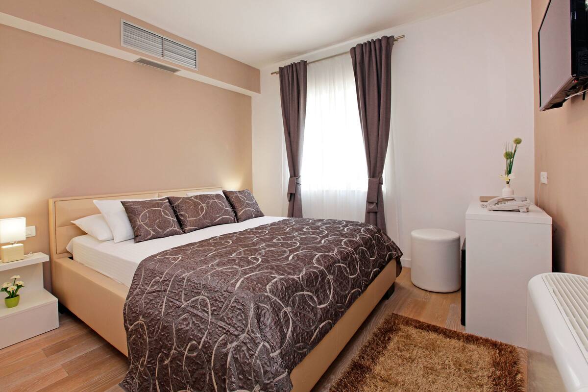 Standard-Doppelzimmer | Hochwertige Bettwaren, Betten mit Memory-Foam-Matratzen, Minibar