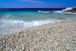 Una playa cerca, kayak, paseos en botes a motor, bote de remos