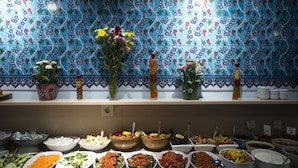 Un buffet con diversi piatti e uno schienale piastrellato.