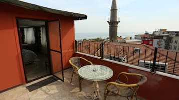 Attico panoramico, 2 camere da letto, vista mare | Vista balcone