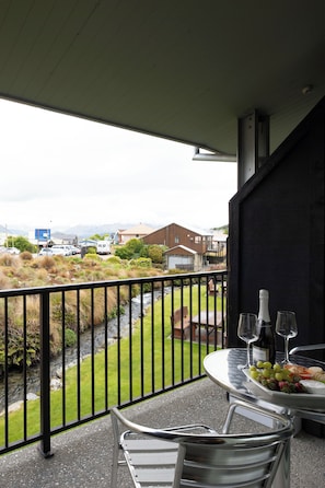 Blackout curtains, soundproofing, iron/ironing board, cots/infant beds - Clearbrook Motels Wanaka (Wanaka)