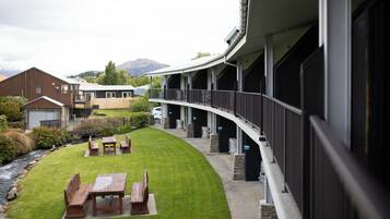 Studio Apartment | Blackout curtains, soundproofing, iron/ironing board, cots/infant beds