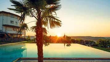 4 indoor pools, 4 outdoor pools, pool umbrellas, pool loungers