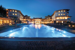 4 piscines intérieures, 4 piscines extérieures, parasols