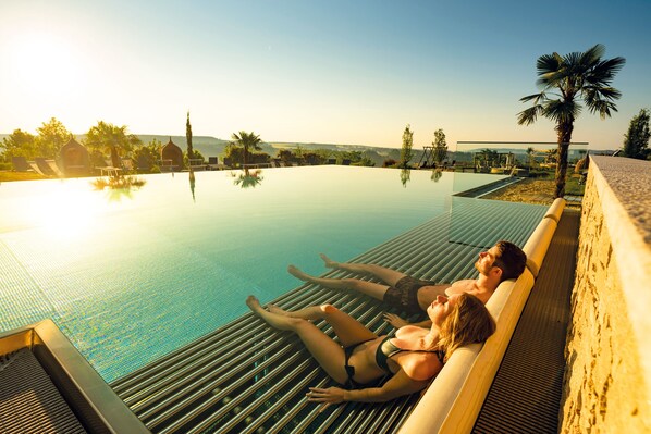 4 indoor pools, 4 outdoor pools, pool umbrellas, sun loungers - Hotel & Spa Larimar (Stegersbach)