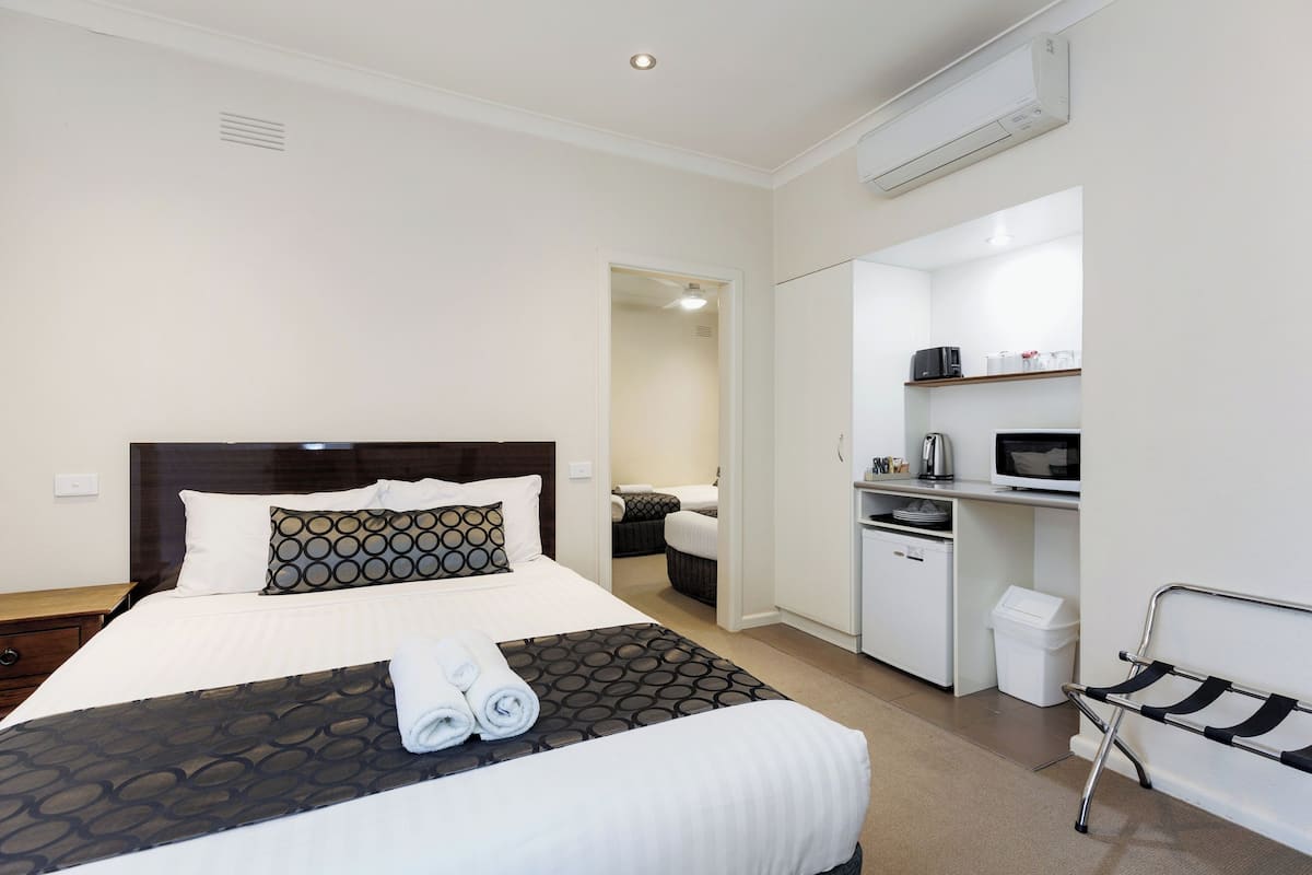 Executive 2 Bedroom Suite | Premium bedding, desk, iron/ironing board, free WiFi