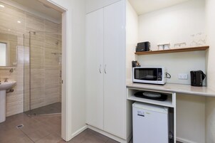 行政客房, 1 张大床, 无烟房 | 高档床上用品、办公桌、熨斗/熨衣板、免费 WiFi