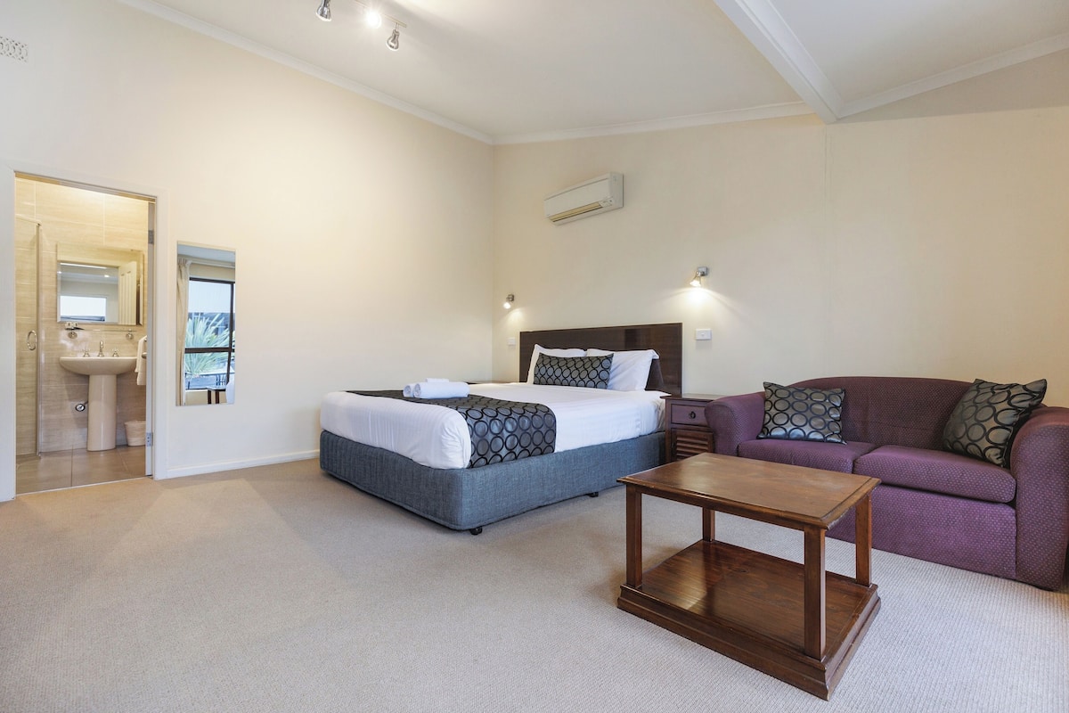 Executive King Room | Premium bedding, desk, iron/ironing board, free WiFi