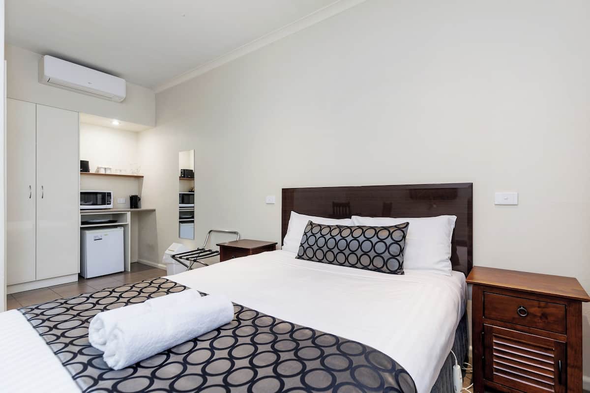 Executive Queen Room | Premium bedding, desk, iron/ironing board, free WiFi