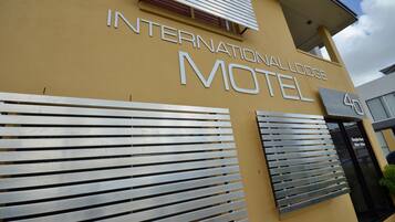 International Mall Lodge Motel, set med vandrette metalskinner, og en klar himmel.