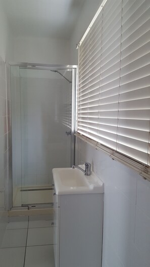 Bathroom shower - International Lodge (Mackay)