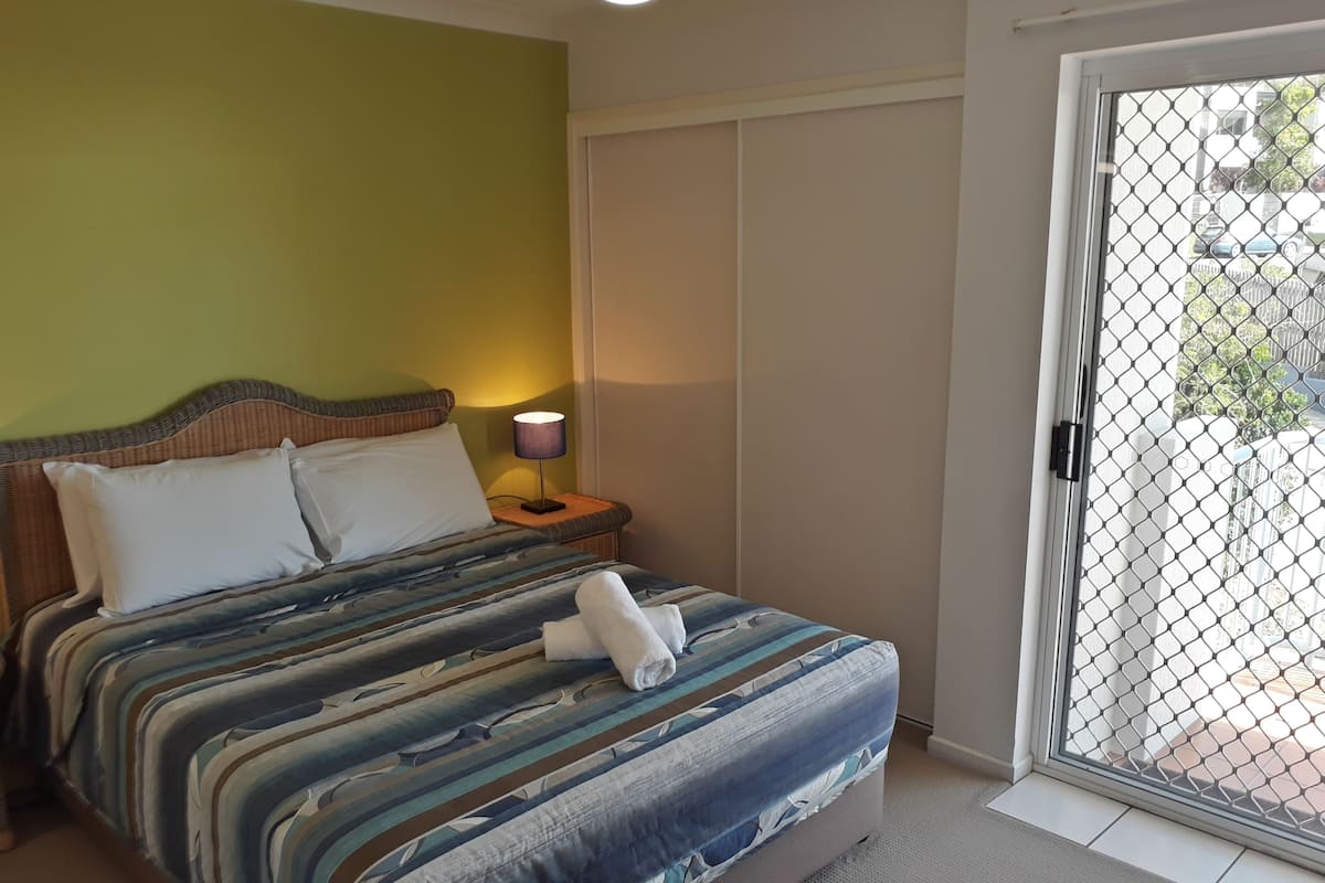 2 bedrooms, individually decorated, iron/ironing board, free WiFi