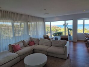 Deluxe-Apartment | Wohnbereich | 50-Zoll-Fernseher mit Kabelempfang, DVD-Player