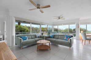 50-英寸电视 (配备有线频道)、DVD 播放器