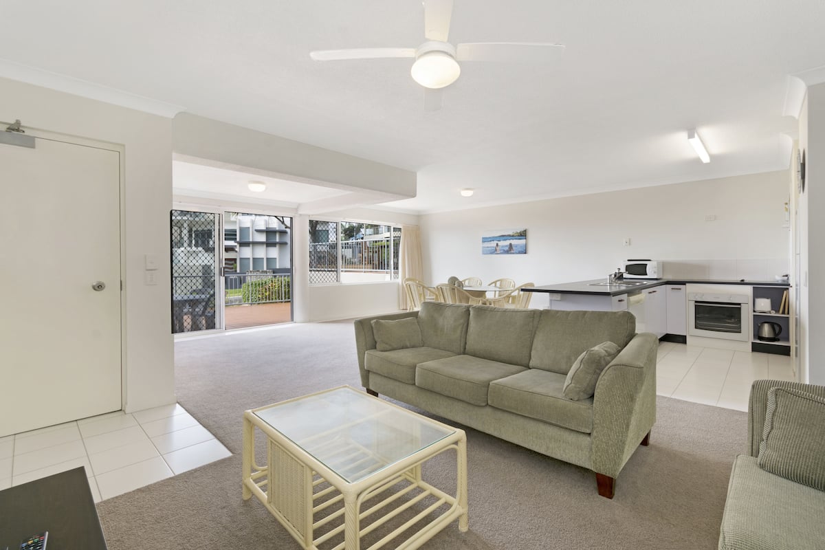 50-inch tv with cable channels, dvd player