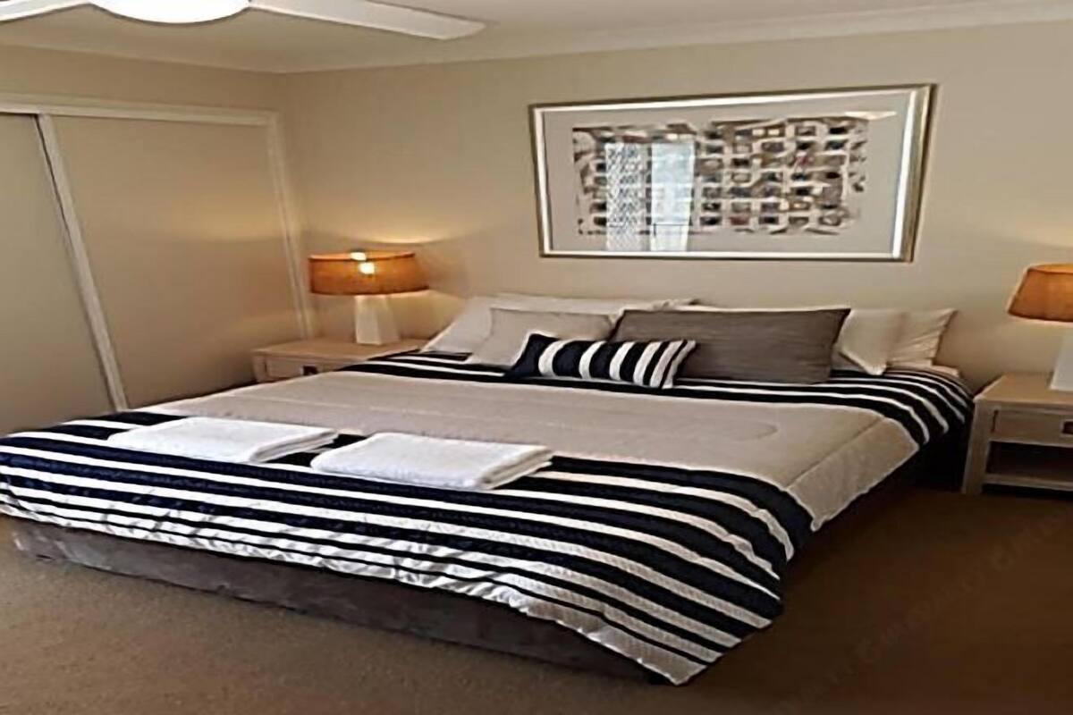 2 bedrooms, individually decorated, iron/ironing board, free WiFi