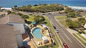A residential area with a swimming pool, a road, and a view of the ocean. - Pandanus Coolum Beach (Coolum Beach)