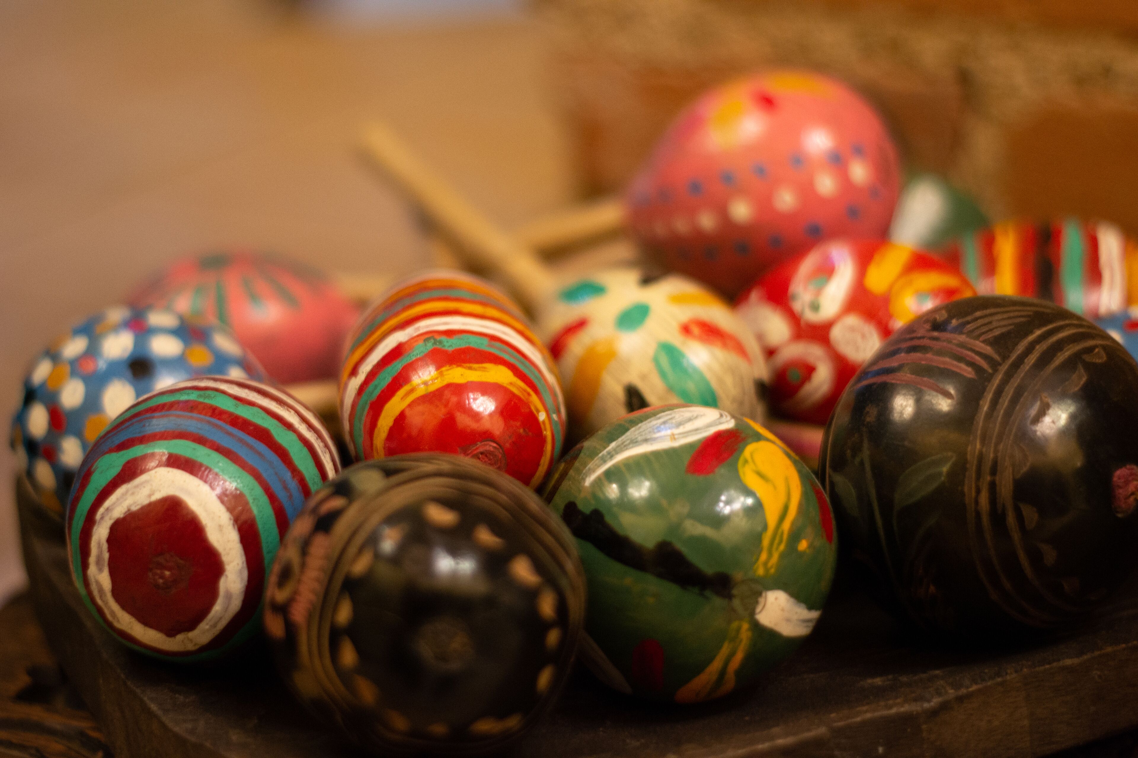 Una colección de huevos pintados de colores.