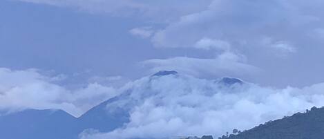 Paisaje montañoso con nubes.