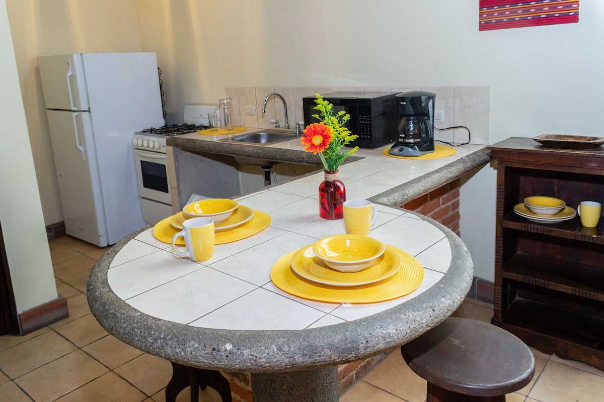 studio suite | private kitchen | cookware/dishes/utensils