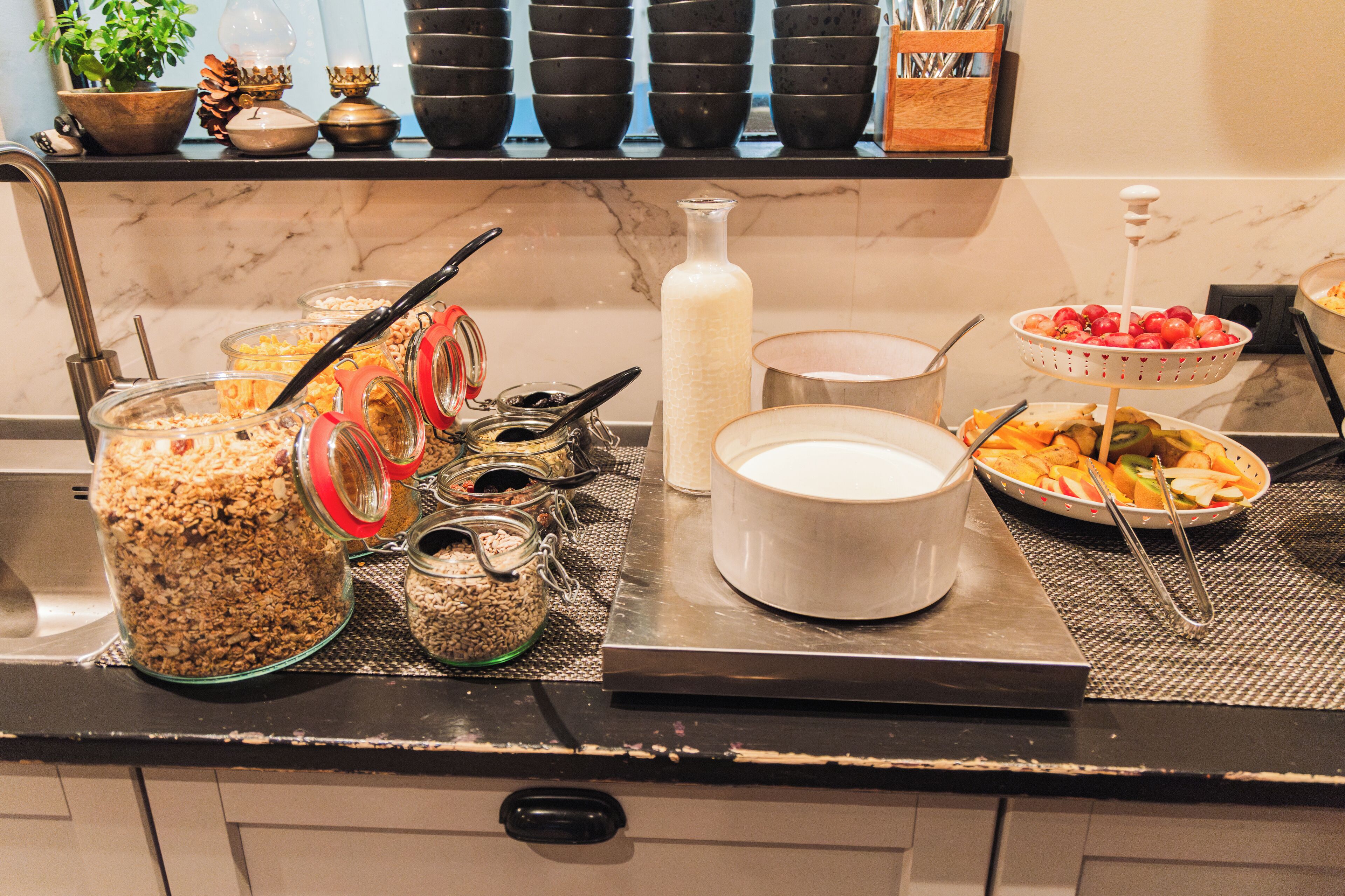 Una mesa de buffet con diferentes alimentos y utensilios.