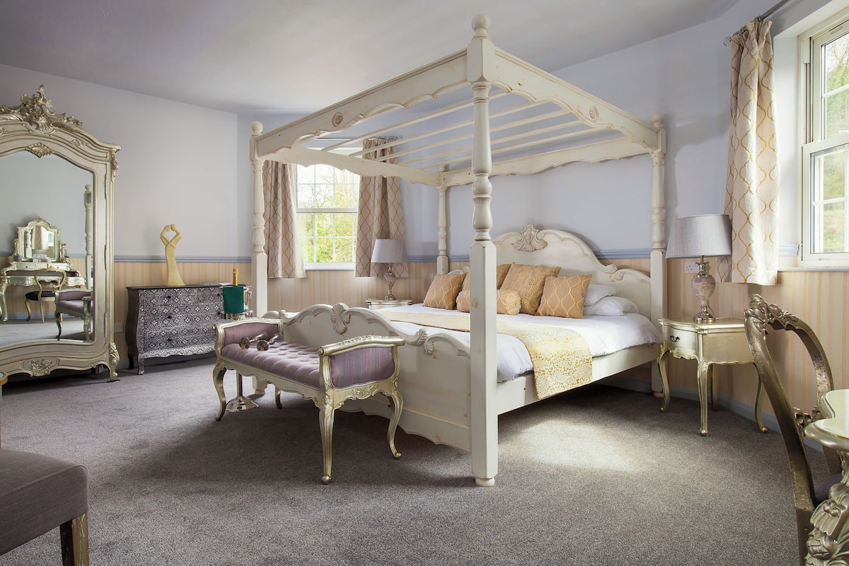 Deluxe Double Room | Hypo-allergenic bedding available, desk, iron/ironing board (on request)