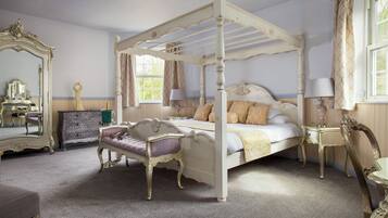 Deluxe Double Room | Hypo-allergenic bedding, desk, iron/ironing board (on request)