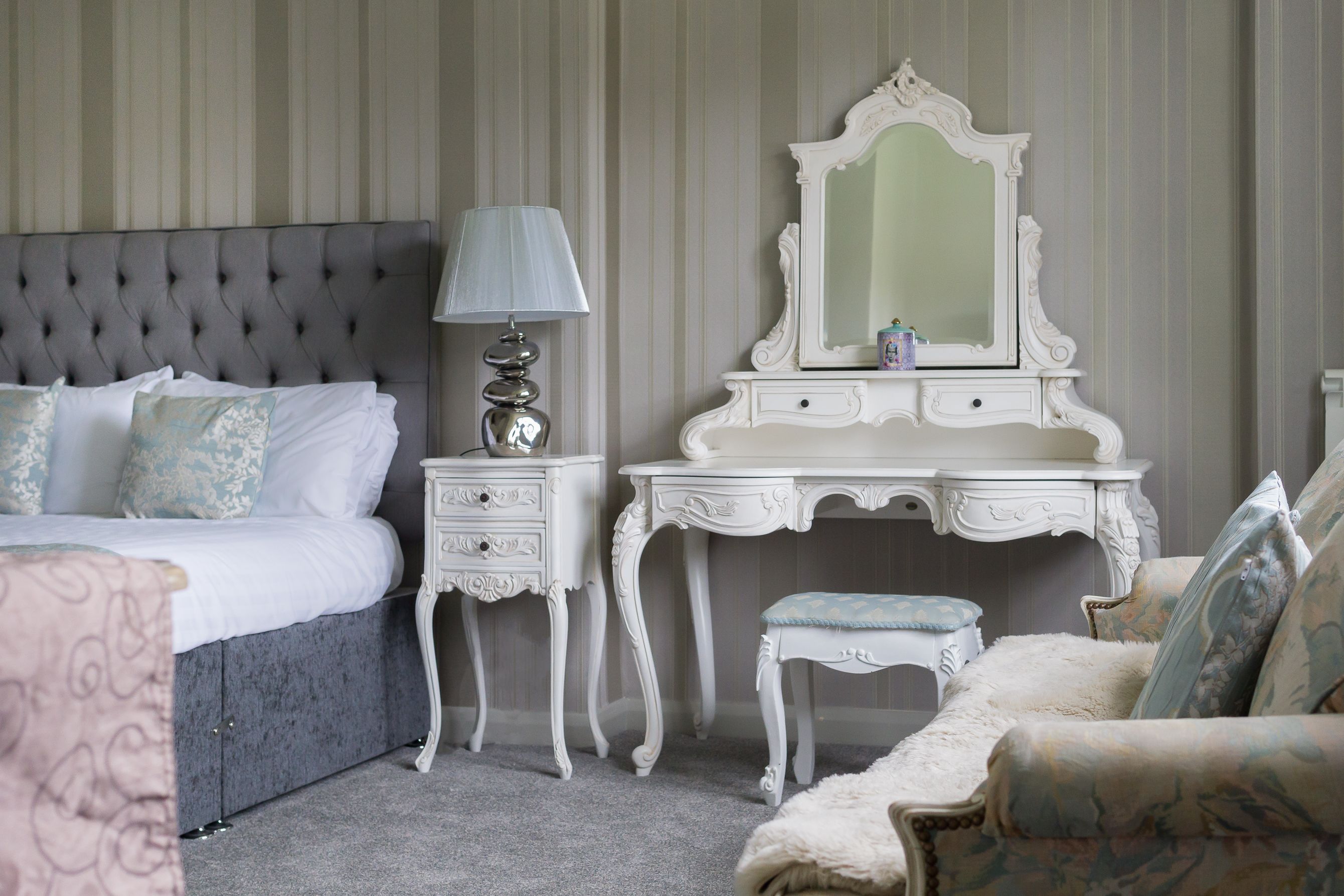 Phòng đôi phong cách cổ điển | Khu phòng khách | TV 32-inch có truyền hình kỹ thuật số 