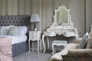 经典双人房 | 起居区 | 32-英寸电视（配备数码频道）