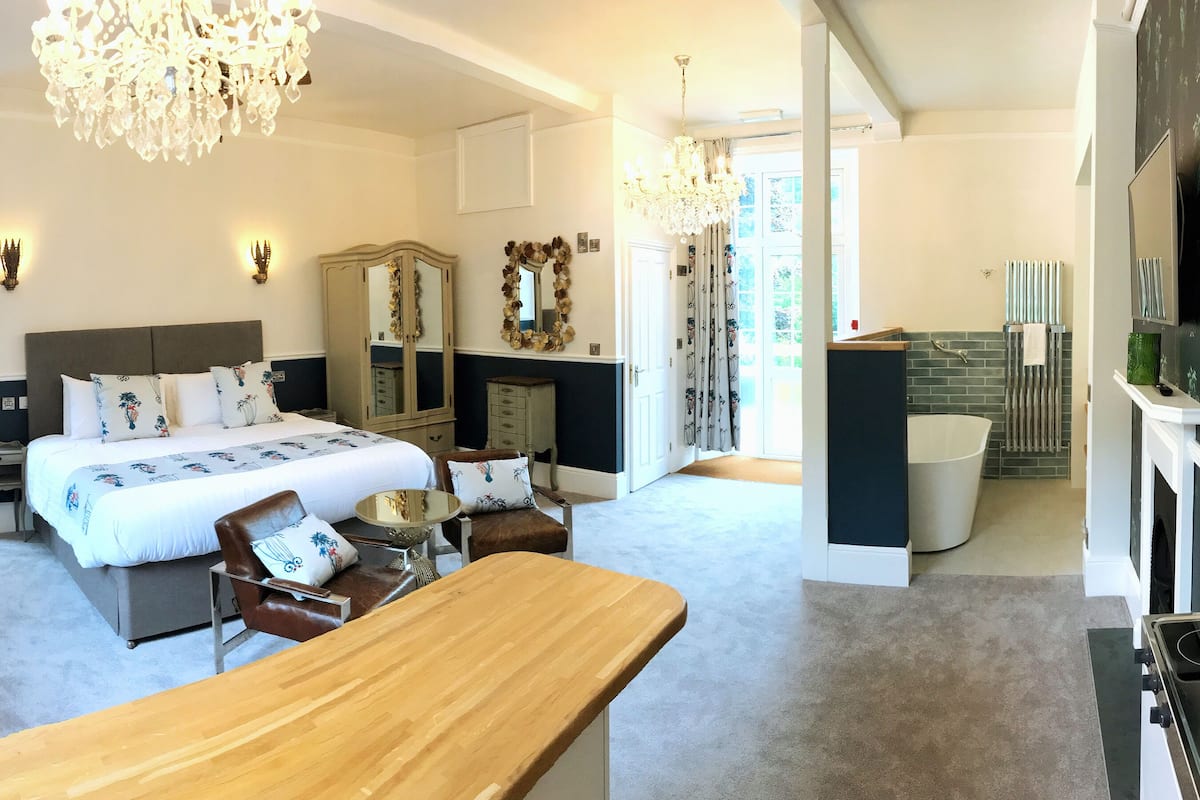 Deluxe Suite, 1 King Bed | Hypo-allergenic bedding available, desk, iron/ironing board (on request)