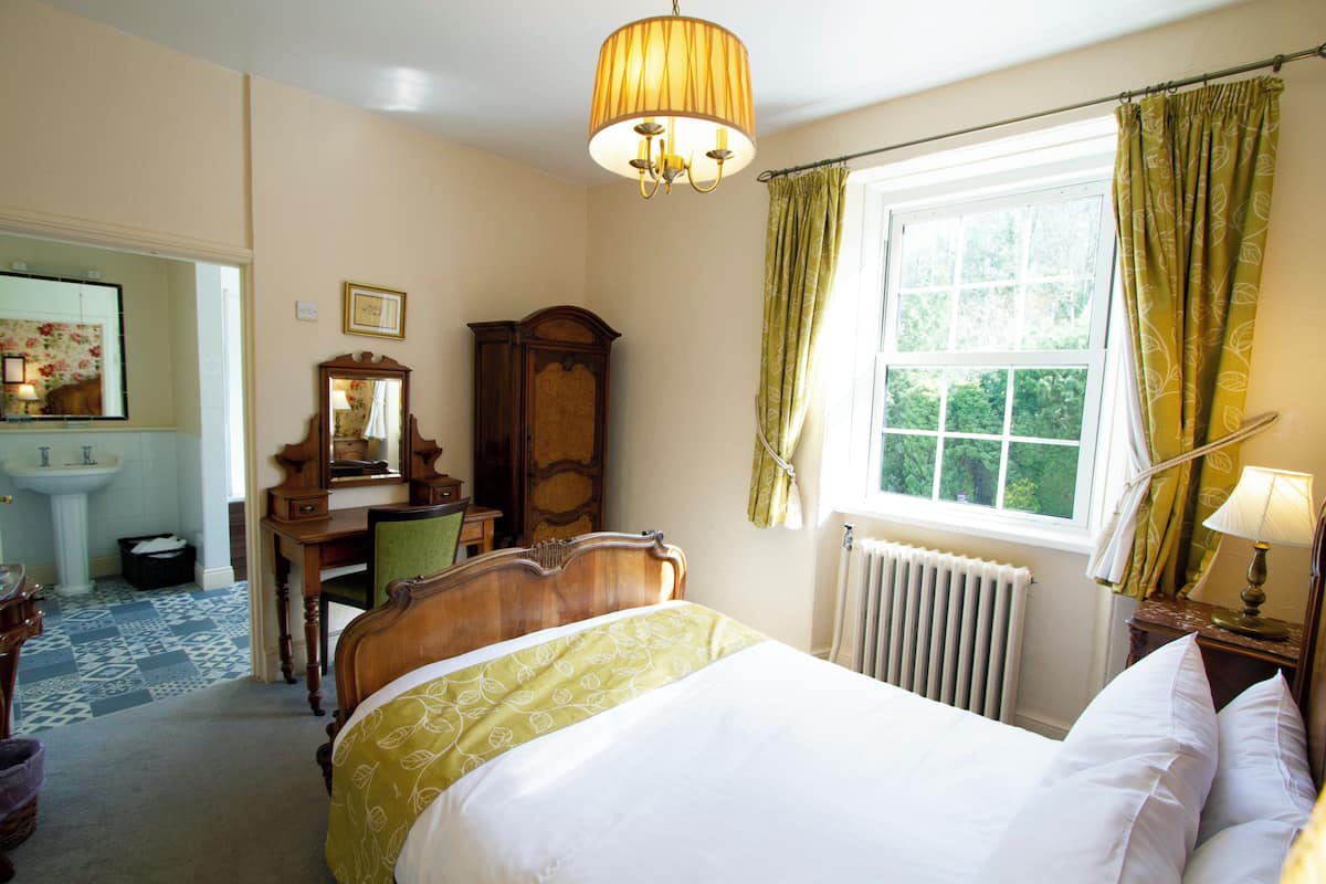 Economy Double Room | Hypo-allergenic bedding available, desk, iron/ironing board (on request)