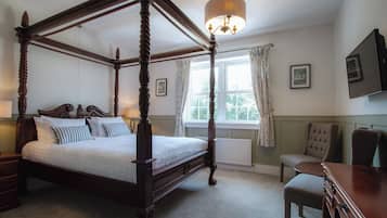 Classic Double Room | Hypo-allergenic bedding, desk, iron/ironing board (on request)