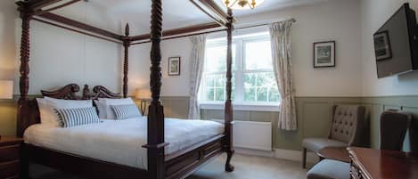 Habitación doble clásica | Ropa de cama hipoalergénica, escritorio y tabla de planchar con plancha