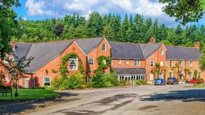 Front of property - Fox & Hounds Country Hotel (Chulmleigh)