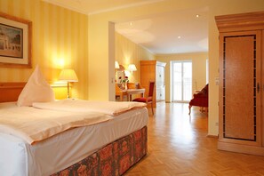 Minibar, in-room safe, desk, laptop workspace - Weinhaus Wöhler (Schwerin)